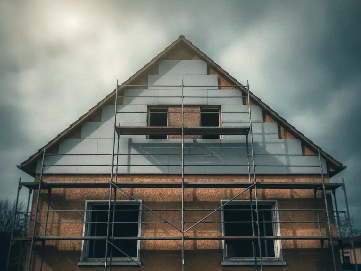 Fassadensanierung an einem Altbau vor dem Heizungstausch