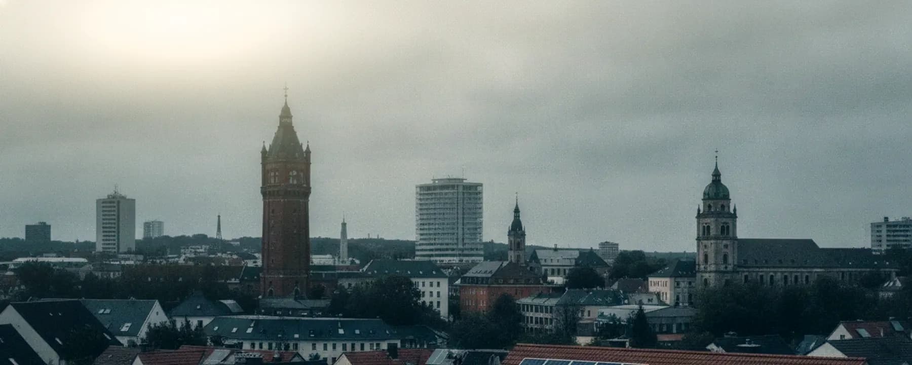Weite Dachlandschaft mit Photovoltaik vor der Skyline von Chemnitz