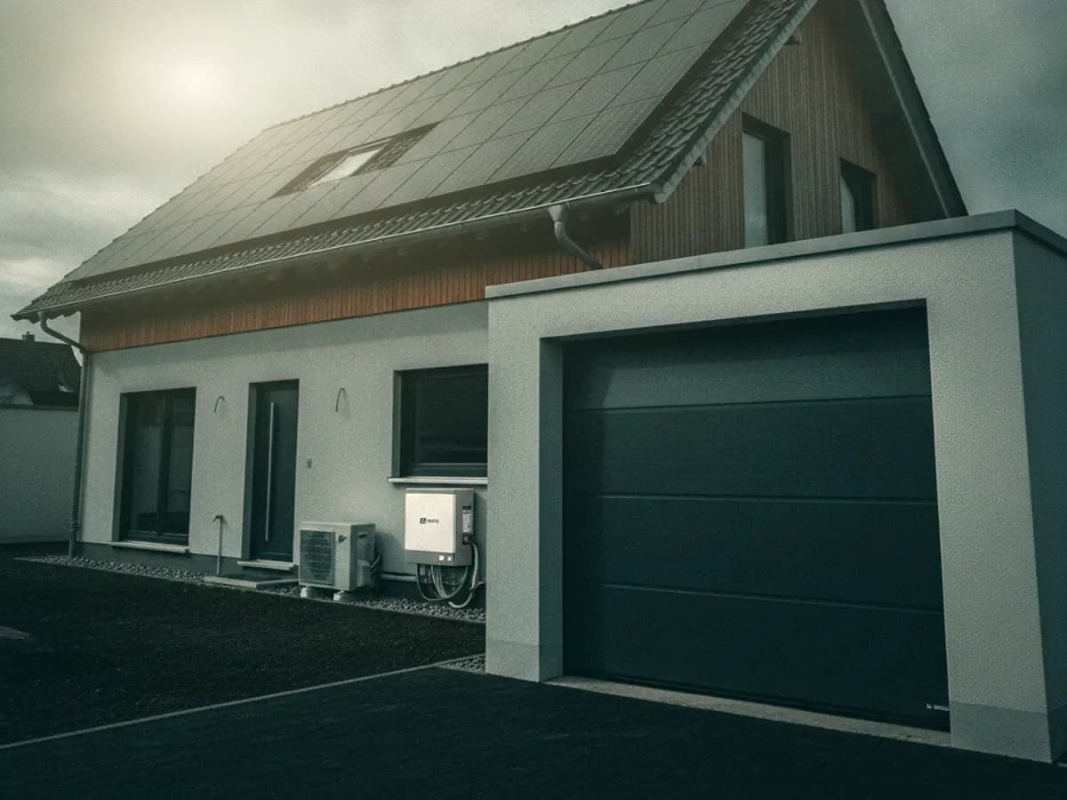 Neubau mit Photovoltaik und Batteriespeicher in der Garage