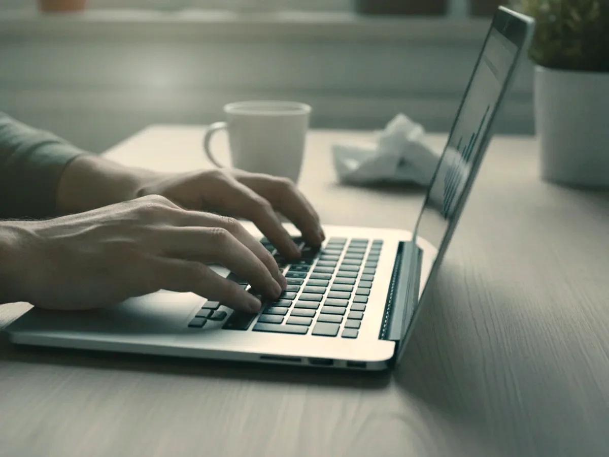 Hände am Laptop beim Vergleich von Energietarifen