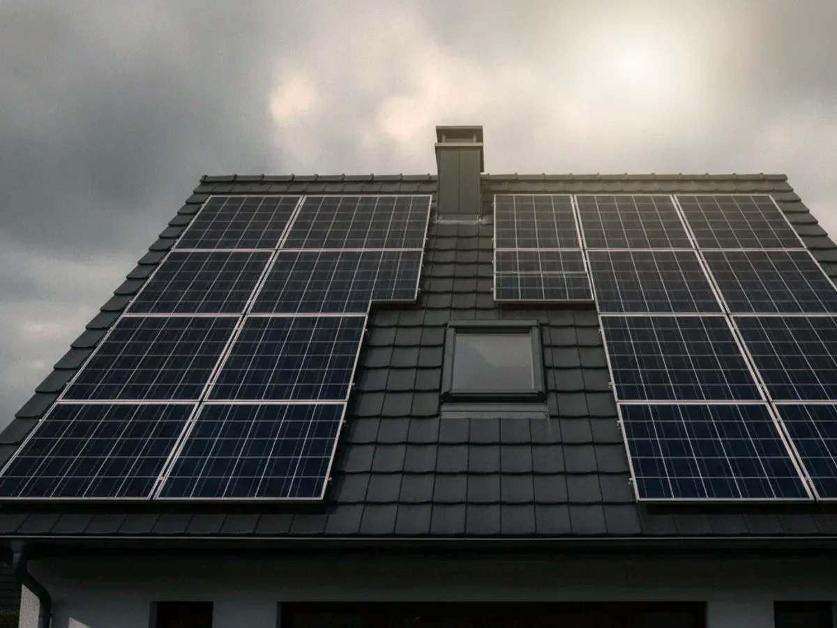 Nahaufnahme von Photovoltaik-Modulen auf einem Hausdach