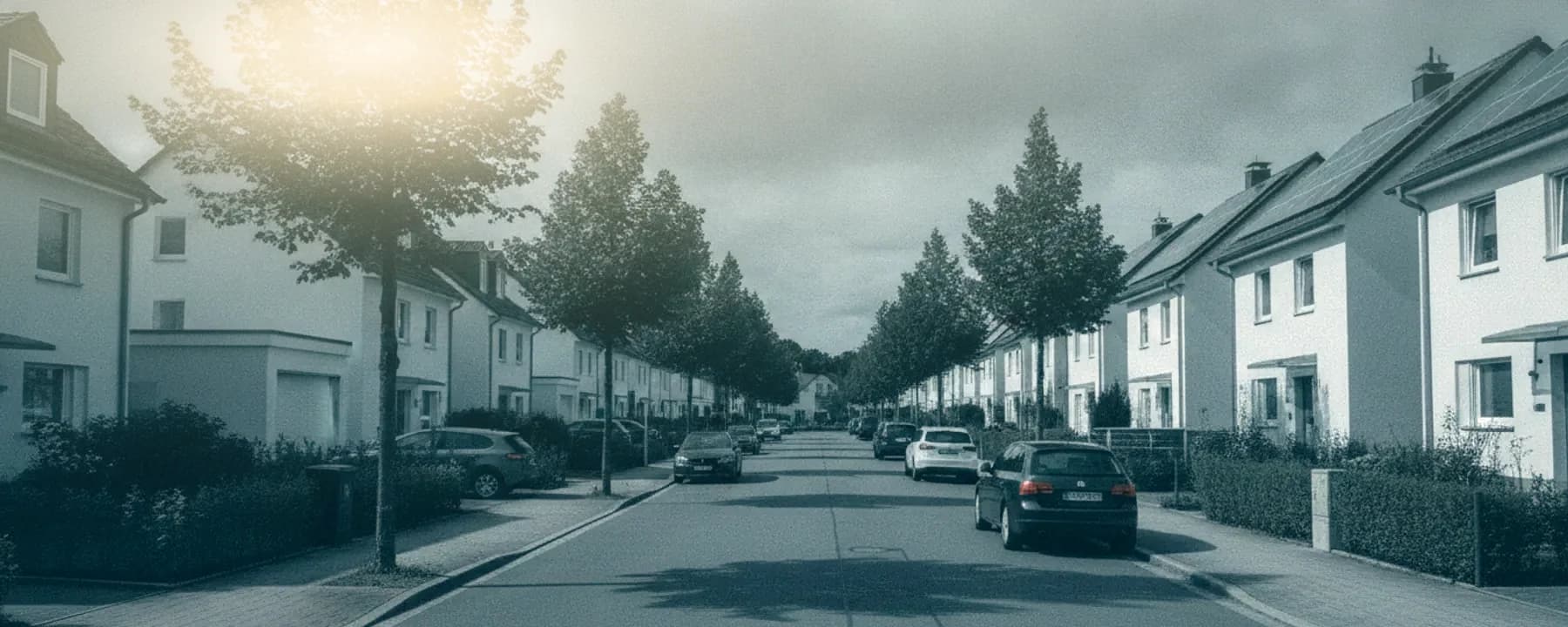 Wohnstrasse mit energetisch sanierten Häusern