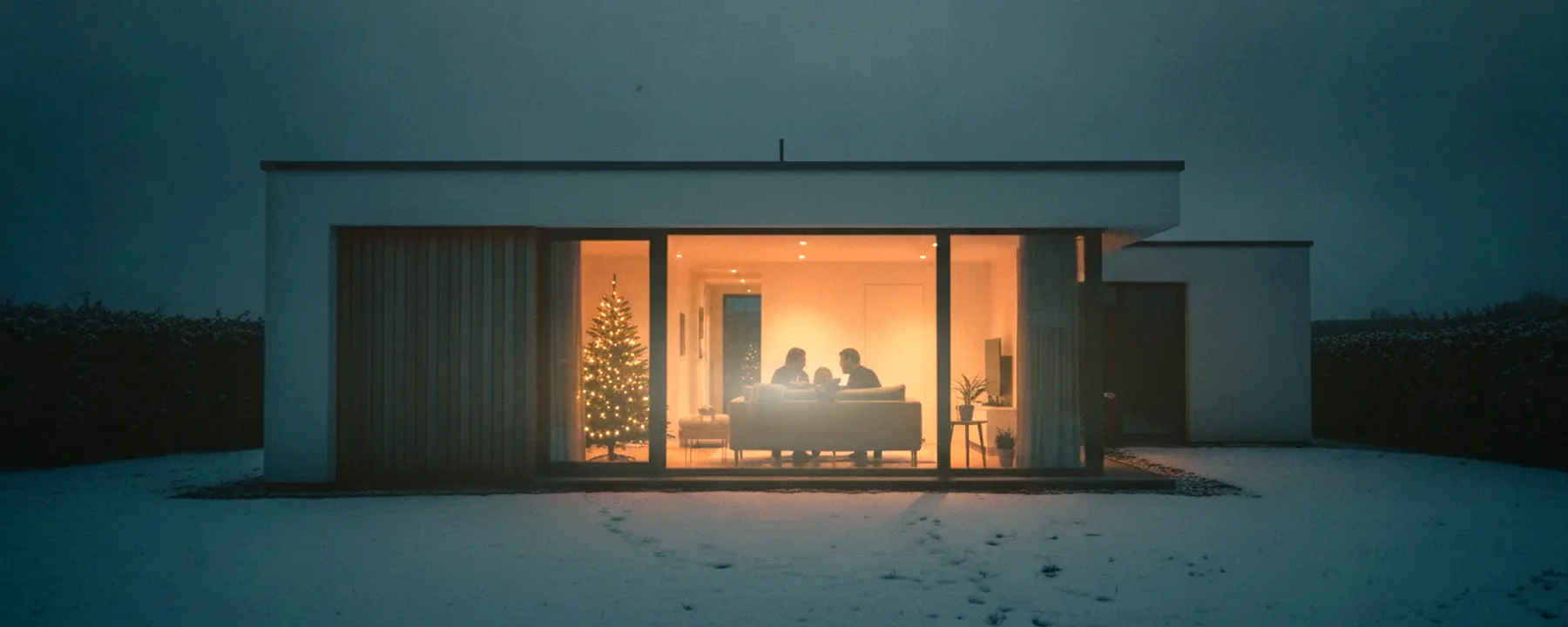 Warm erleuchtetes Zuhause an einem Winterabend